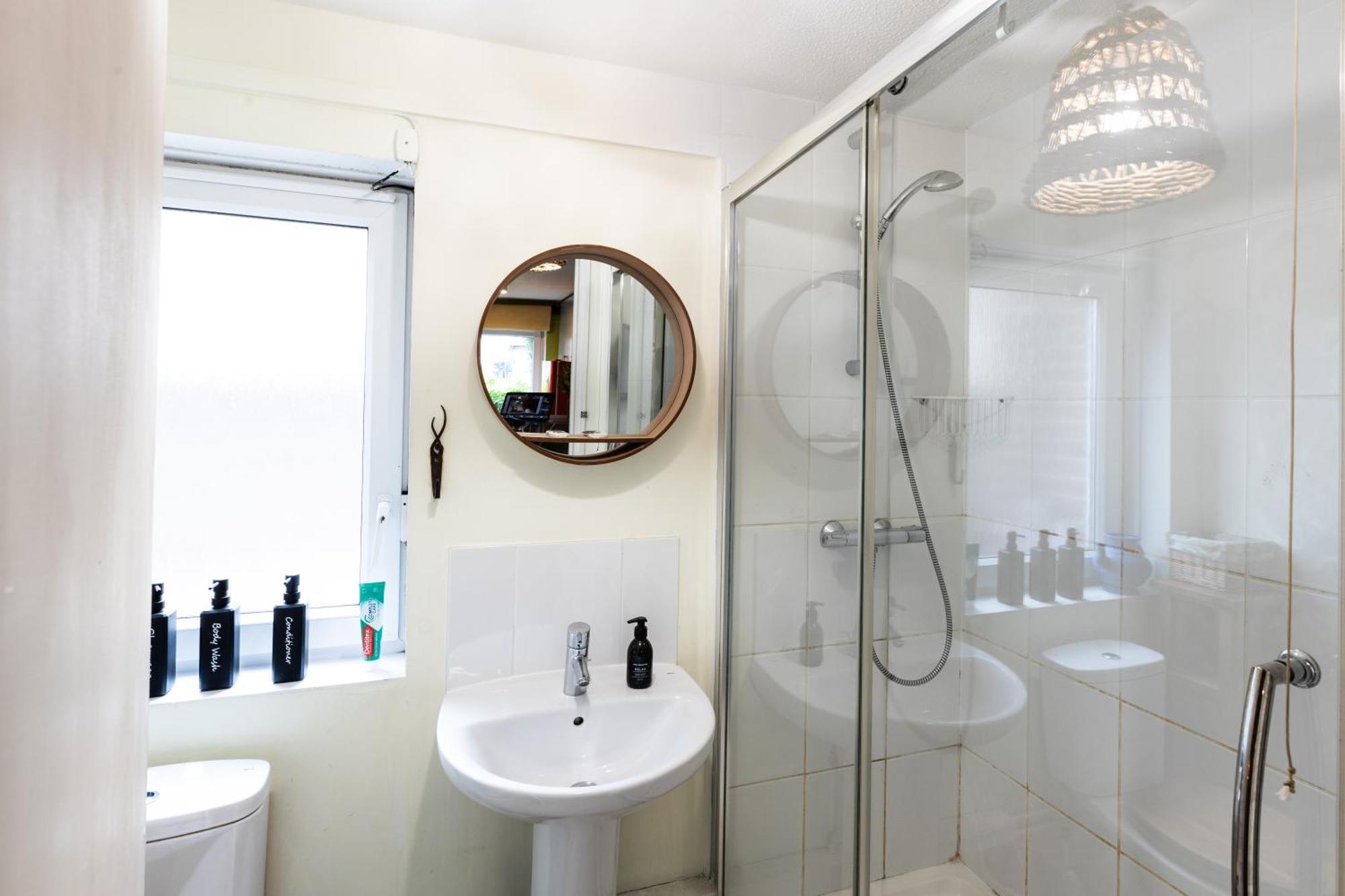 Apartment 20 Percent Off -promo Genius Offers-citycenter Londonbridge With Parking-wifi-sleeps7-4beds-netflix-family!